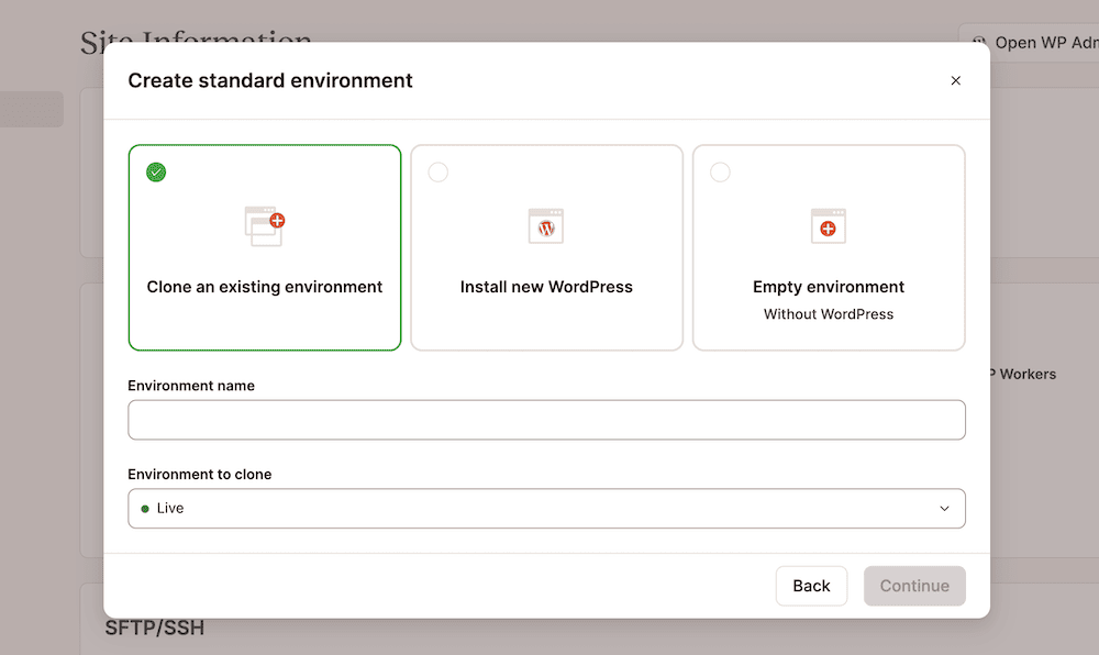 Una interfaz de alojamiento de Kinsta que ofrece opciones para crear un entorno estándar. La opción "Clonar un entorno existente" aparece resaltada, con campos para el nombre del entorno y la selección del entorno a clonar.